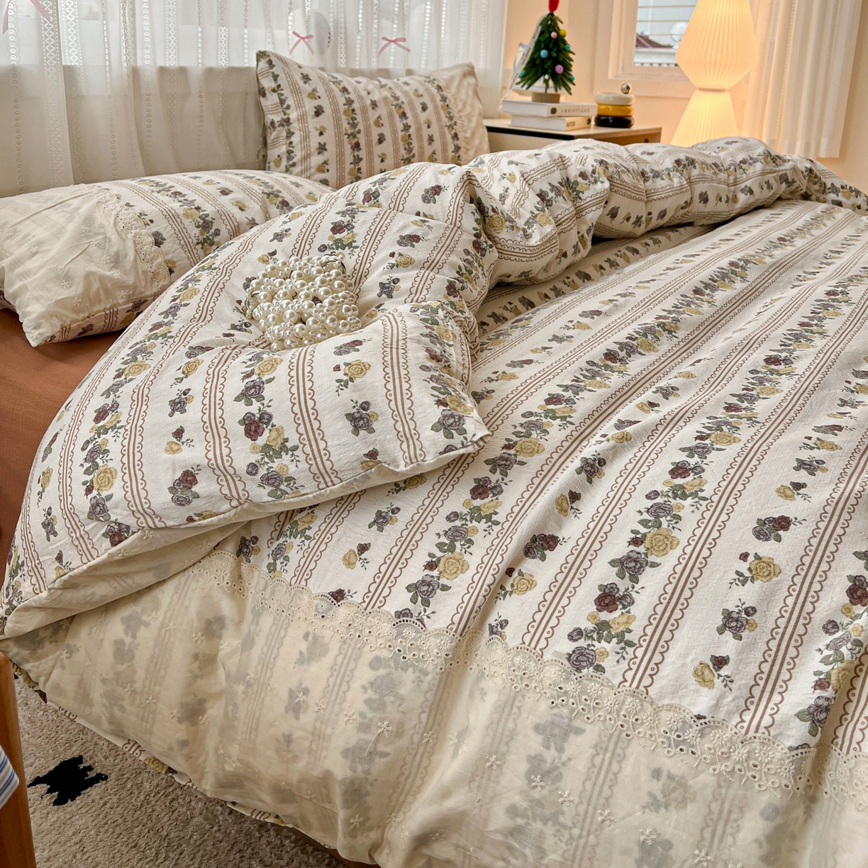 91家纺网 家纺一手货源 找家纺 喜颜 2025新款云感木棉双层纱贴布花边爆款四件套 玫瑰庄园-(贴布花边）