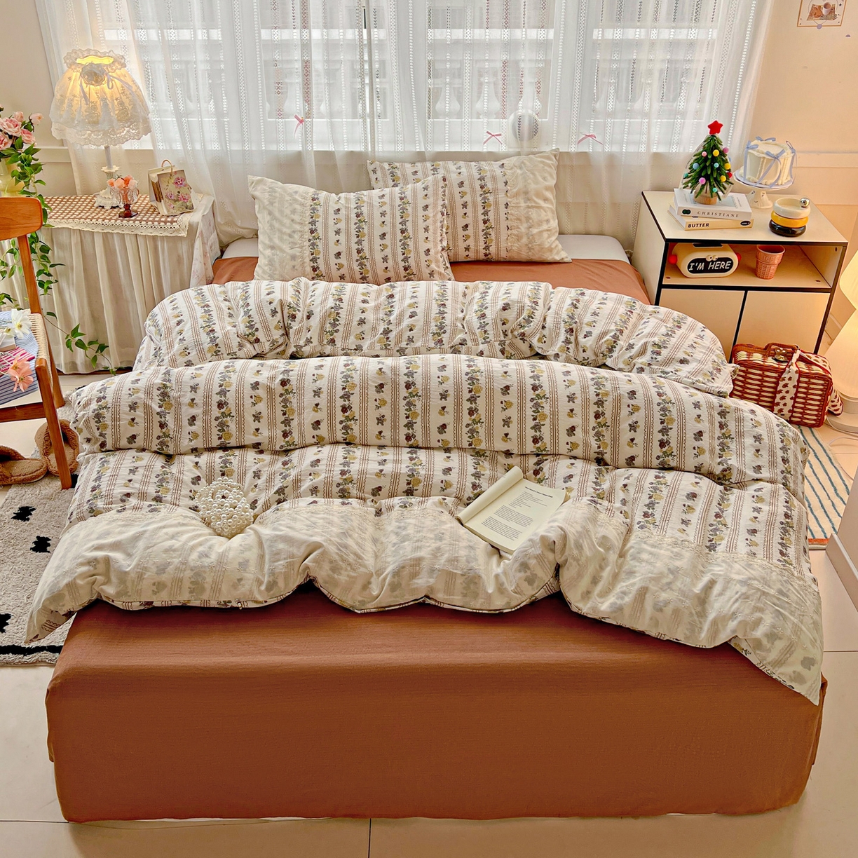 91家纺网 家纺一手货源 找家纺 喜颜 2025新款云感木棉双层纱贴布花边爆款四件套 玫瑰庄园-(贴布花边）