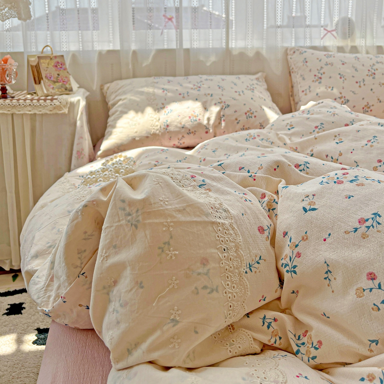 91家纺网 家纺一手货源 找家纺 喜颜 2025新款云感木棉双层纱贴布花边爆款四件套 沐风-（贴布花边）