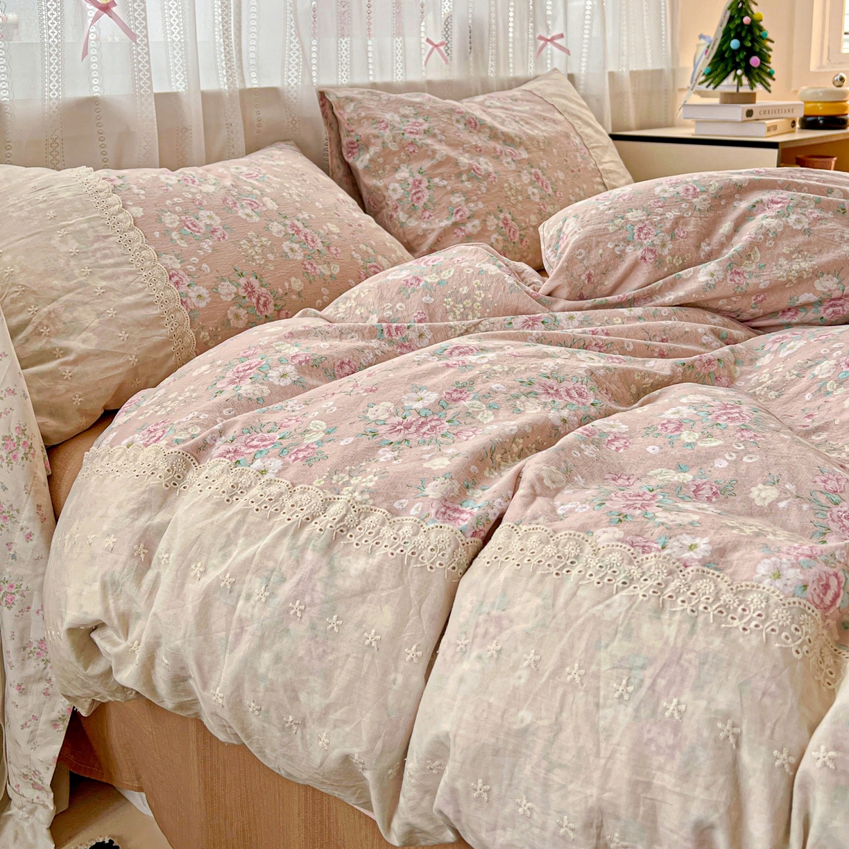 91家纺网 家纺一手货源 找家纺 喜颜 2025新款云感木棉双层纱贴布花边爆款四件套 漫花田-（贴布花边）