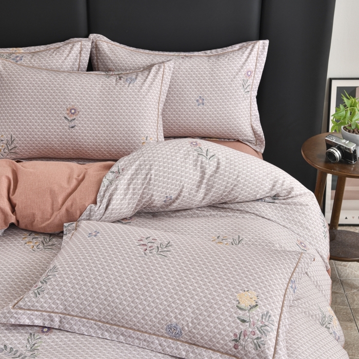 91家纺网 家纺一手货源 找家纺 磨毛世家家纺2025新款金太阳铂金四件套加厚四件套 轻语