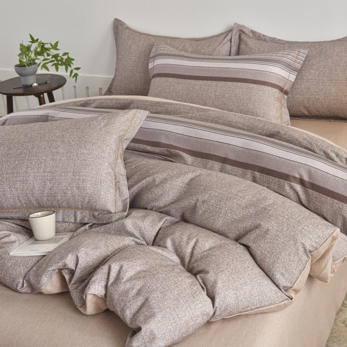 91家纺网 家纺一手货源 找家纺 磨毛世家家纺2025新款金太阳铂金四件套加厚四件套 甜美条-红咖