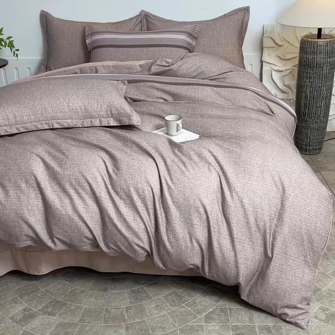 91家纺网 家纺一手货源 找家纺 磨毛世家家纺2025新款金太阳铂金四件套加厚四件套 甜美条-红咖