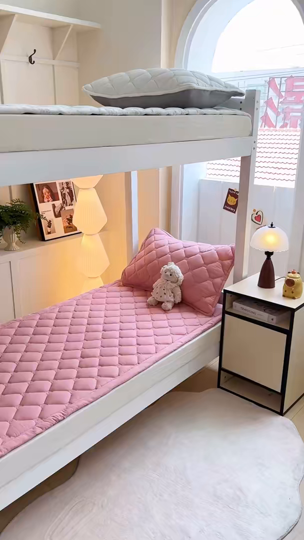 91家纺网 家纺一手货源 找家纺 梦初语 2025新款轻奢H刺绣学生宿舍上下铺床垫褥 粉黛