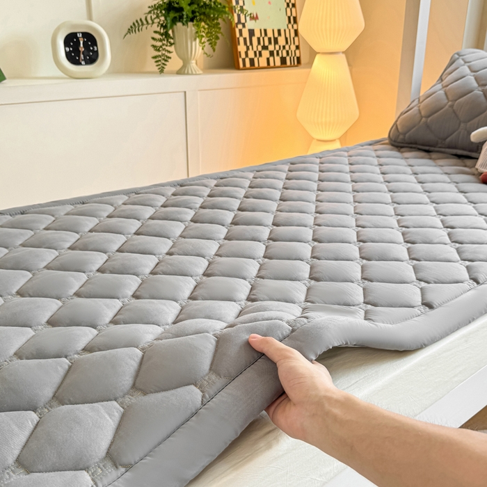 91家纺网 家纺一手货源 找家纺 梦初语 2025新款轻奢H刺绣学生宿舍上下铺床垫褥 深灰