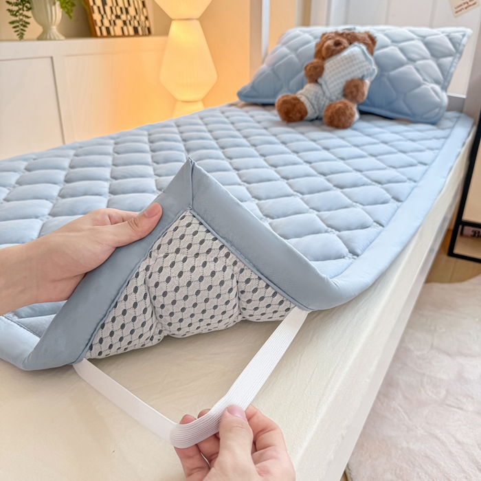 91家纺网 家纺一手货源 找家纺 梦初语 2025新款轻奢H刺绣学生宿舍上下铺床垫褥 雾蓝