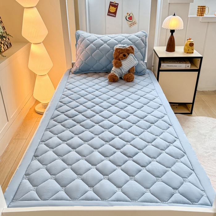 91家纺网 家纺一手货源 找家纺 梦初语 2025新款轻奢H刺绣学生宿舍上下铺床垫褥 雾蓝