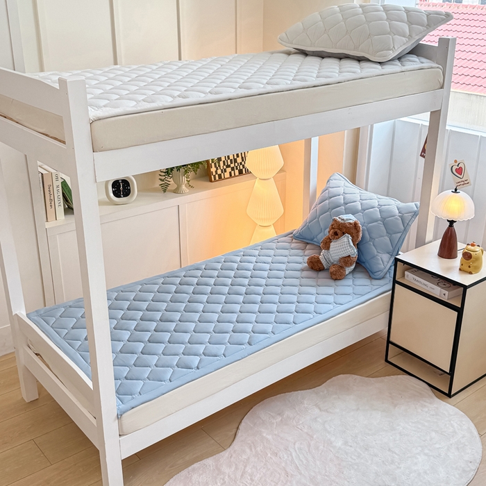 91家纺网 家纺一手货源 找家纺 梦初语 2025新款轻奢H刺绣学生宿舍上下铺床垫褥 雾蓝