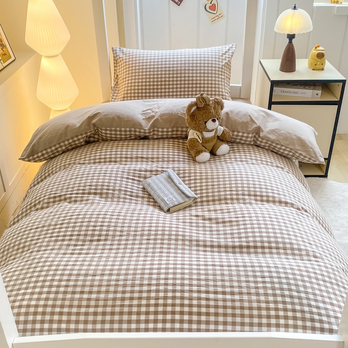 91家纺网 家纺一手货源 找家纺 梦初语 2025新款A类水洗棉超柔格子系列学生宿舍上下铺三件套套件 咖小格