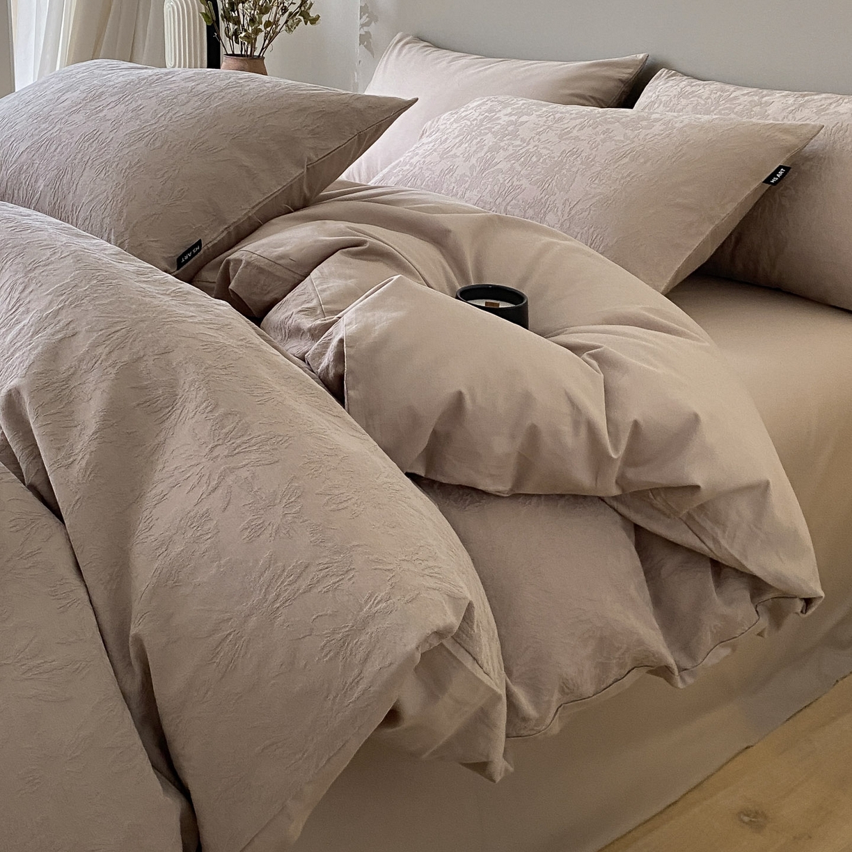 91家纺网 家纺一手货源 找家纺 禾时 2025新款A类60支加厚长绒棉全棉纯棉立体提花轻奢四件套 初禾（咖）