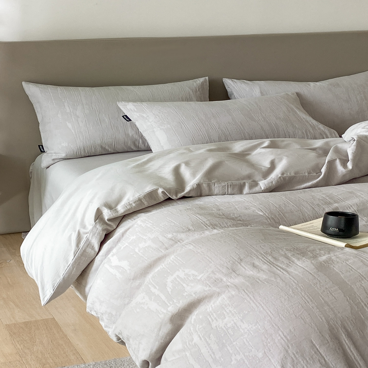 91家纺网 家纺一手货源 找家纺 禾时 2025新款A类60支加厚长绒棉全棉纯棉立体提花轻奢四件套 巴洛克（灰）