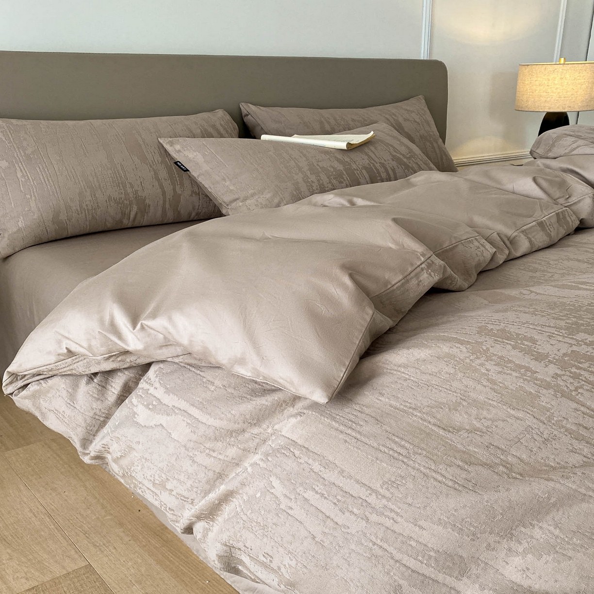 91家纺网 家纺一手货源 找家纺 禾时 2025新款A类60支加厚长绒棉全棉纯棉立体提花轻奢四件套 巴洛克（咖）