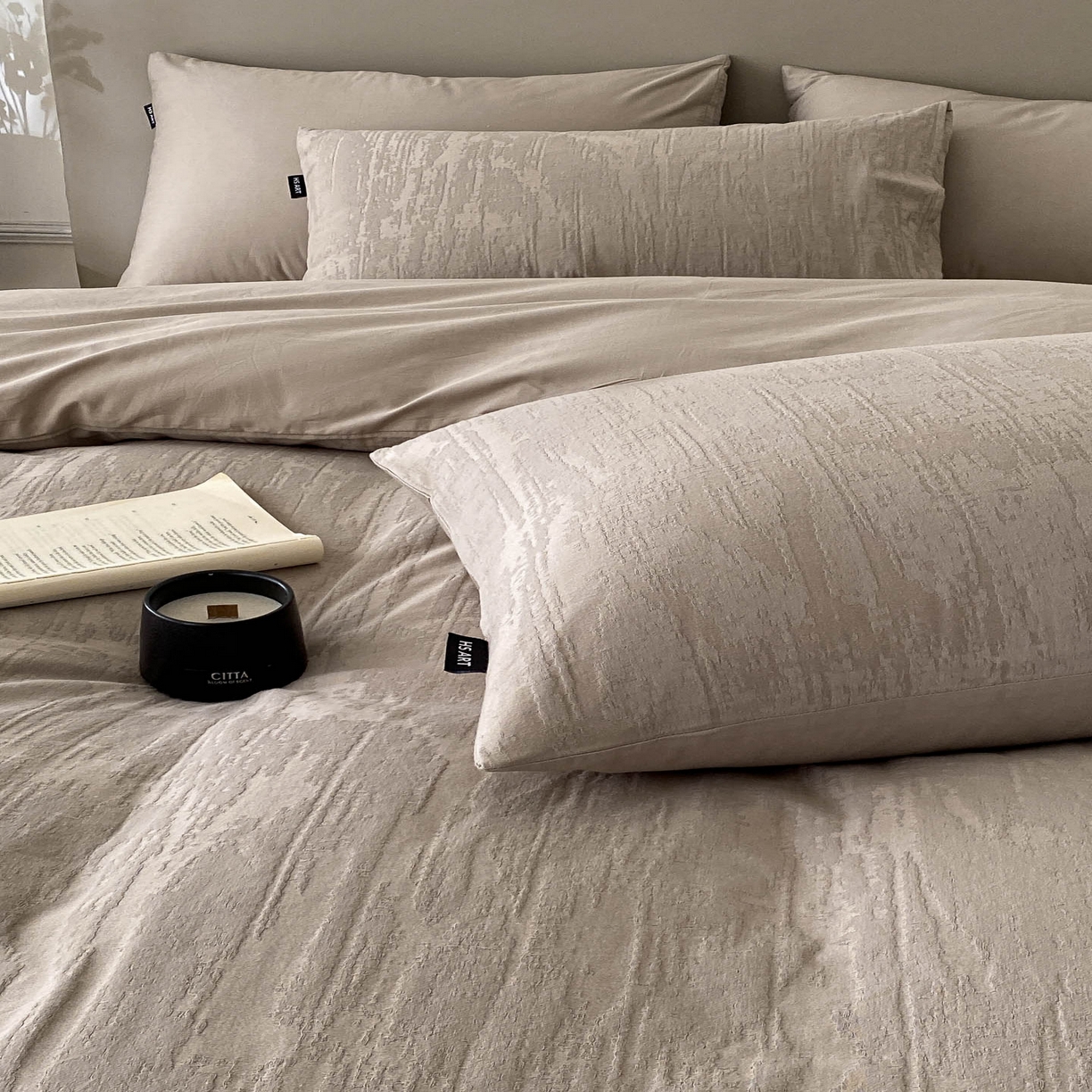 91家纺网 家纺一手货源 找家纺 禾时 2025新款A类60支加厚长绒棉全棉纯棉立体提花轻奢四件套 巴洛克（咖）