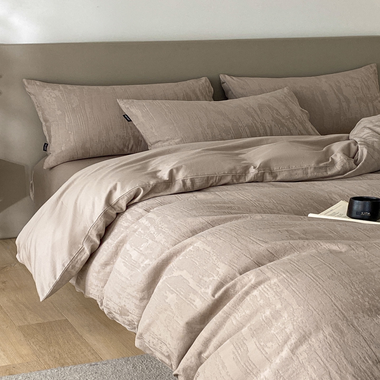 91家纺网 家纺一手货源 找家纺 禾时 2025新款A类60支加厚长绒棉全棉纯棉立体提花轻奢四件套 巴洛克（咖）