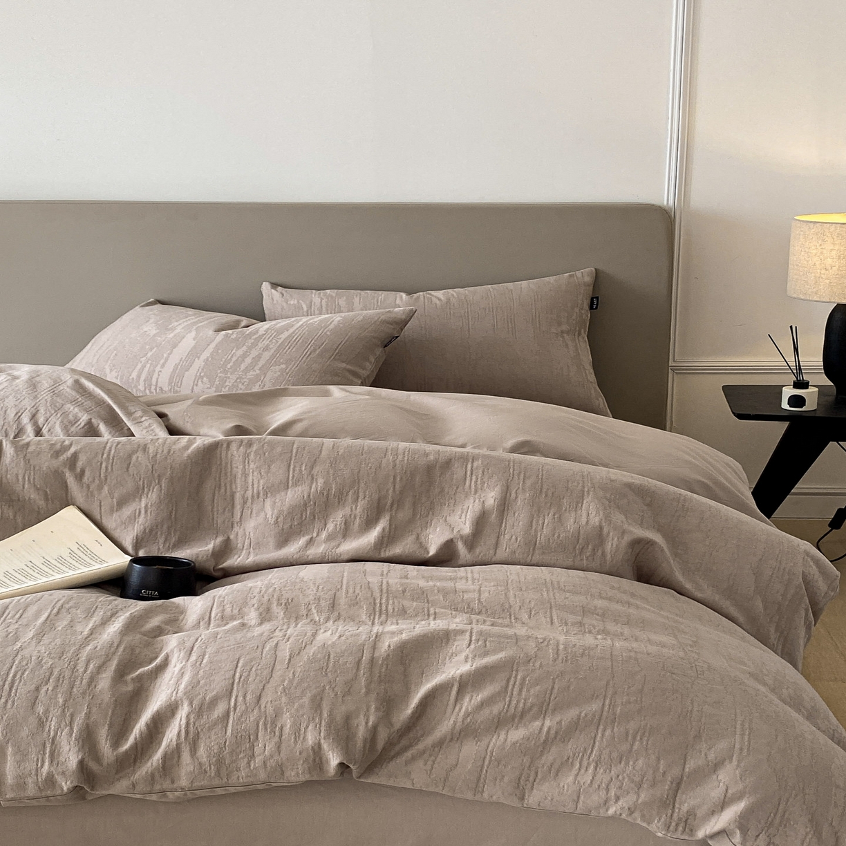 91家纺网 家纺一手货源 找家纺 禾时 2025新款A类60支加厚长绒棉全棉纯棉立体提花轻奢四件套 巴洛克（咖）