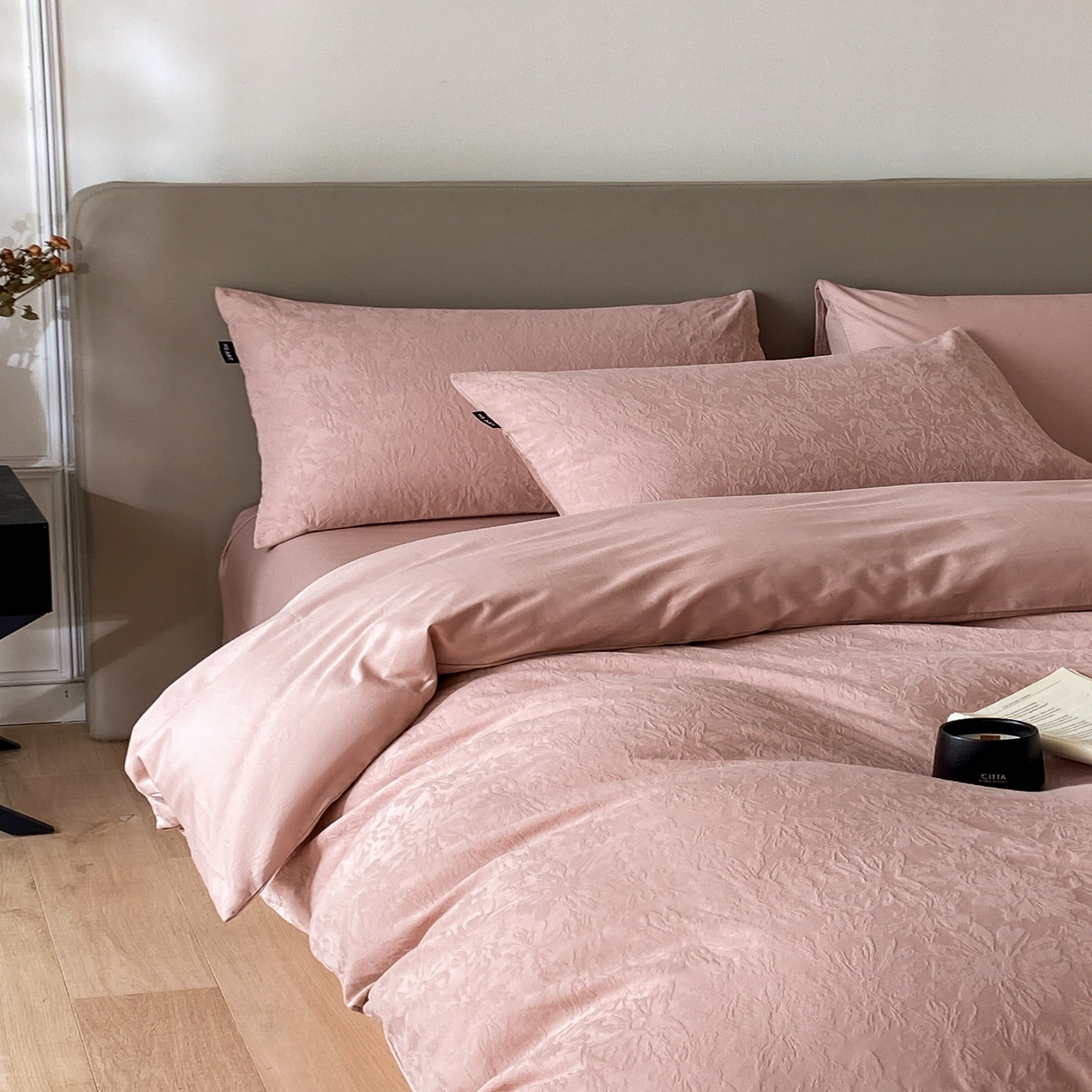 91家纺网 家纺一手货源 找家纺 禾时 2025新款A类60支加厚长绒棉全棉纯棉立体提花轻奢四件套 初禾（豆沙）