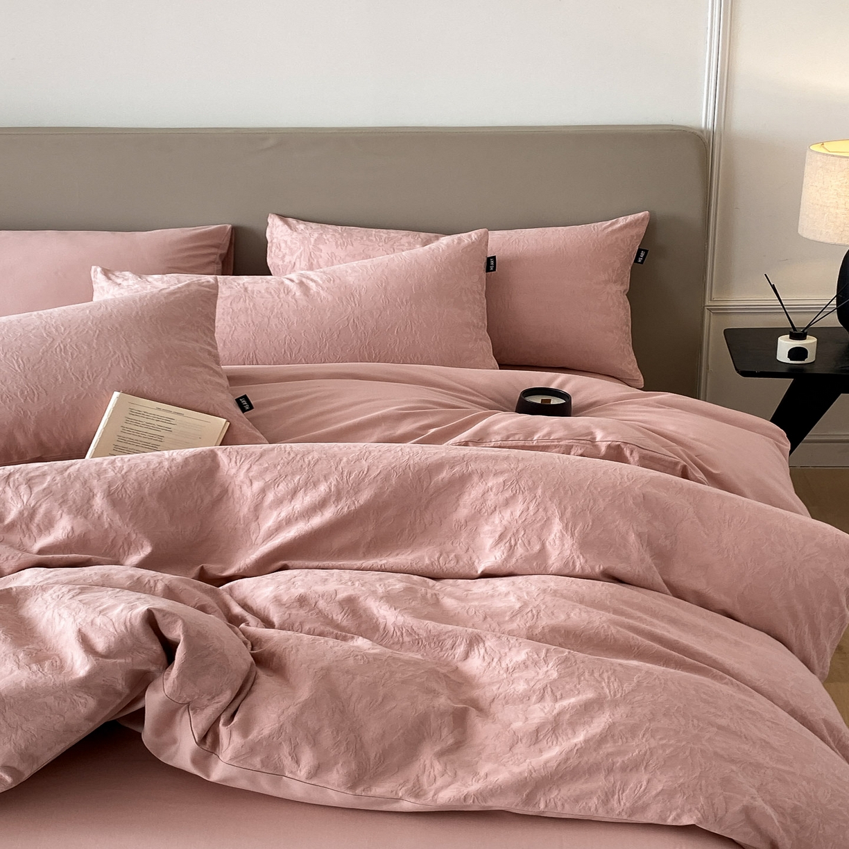 91家纺网 家纺一手货源 找家纺 禾时 2025新款A类60支加厚长绒棉全棉纯棉立体提花轻奢四件套 初禾（豆沙）