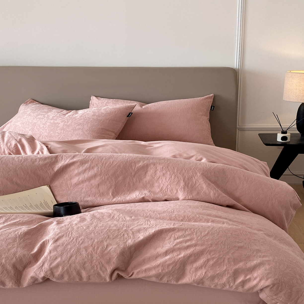 91家纺网 家纺一手货源 找家纺 禾时 2025新款A类60支加厚长绒棉全棉纯棉立体提花轻奢四件套 初禾（豆沙）