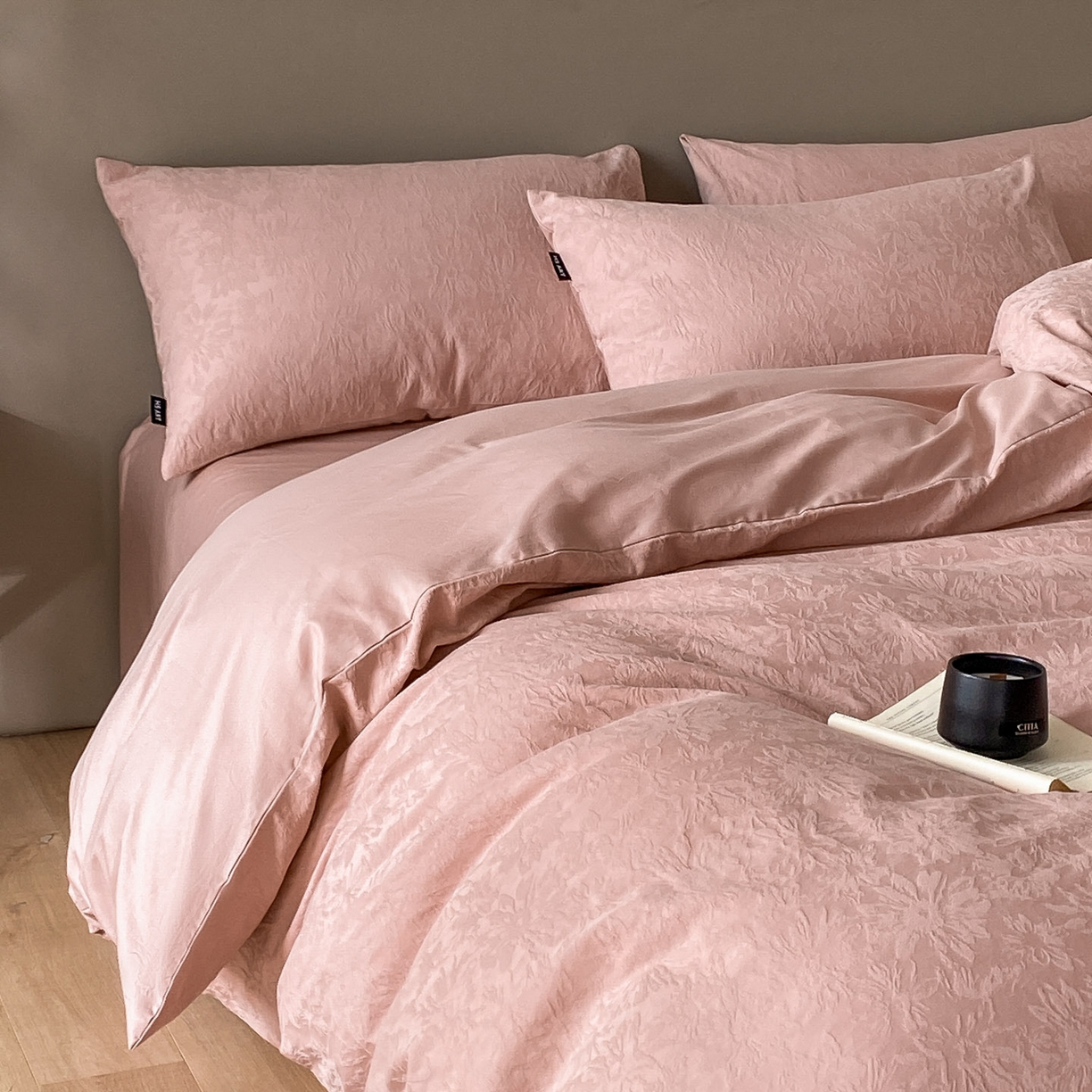 91家纺网 家纺一手货源 找家纺 禾时 2025新款A类60支加厚长绒棉全棉纯棉立体提花轻奢四件套 初禾（豆沙）