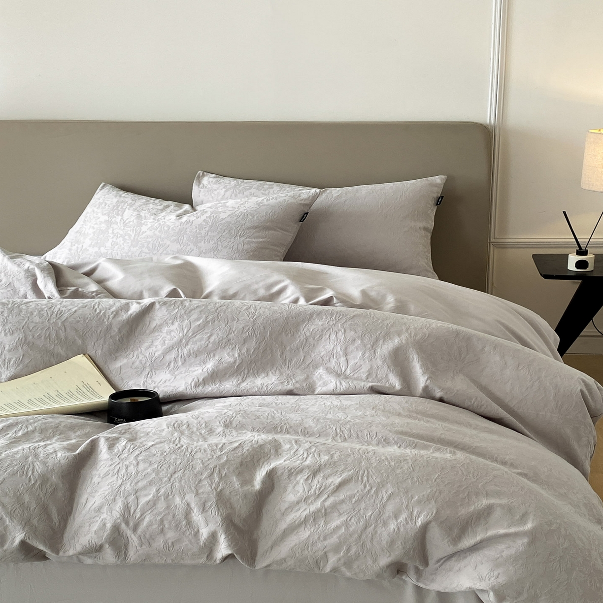 91家纺网 家纺一手货源 找家纺 禾时 2025新款A类60支加厚长绒棉全棉纯棉立体提花轻奢四件套 初禾（灰）