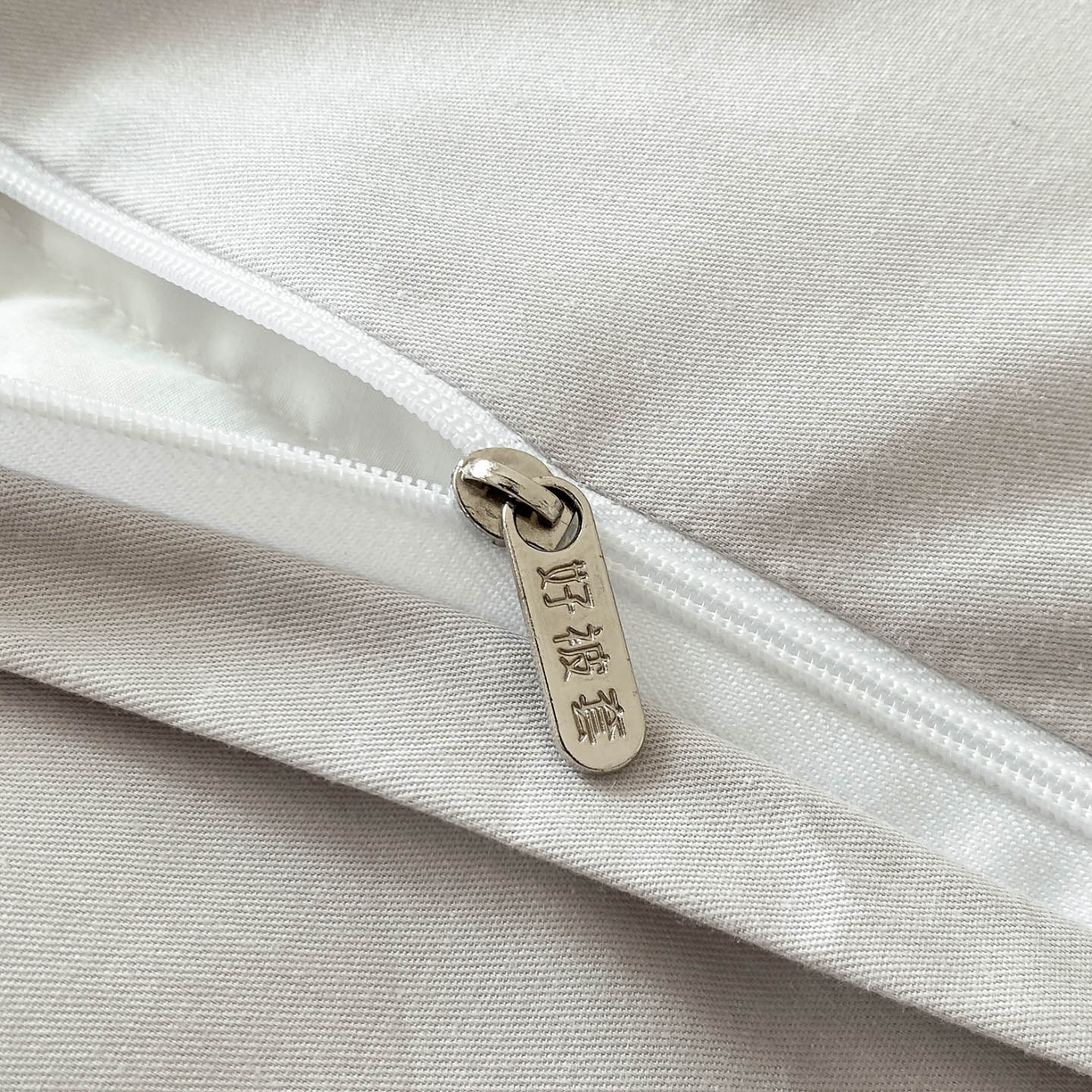 91家纺网 家纺一手货源 找家纺 禾时 2025新款A类60支加厚长绒棉全棉纯棉立体提花轻奢四件套 初禾（灰）