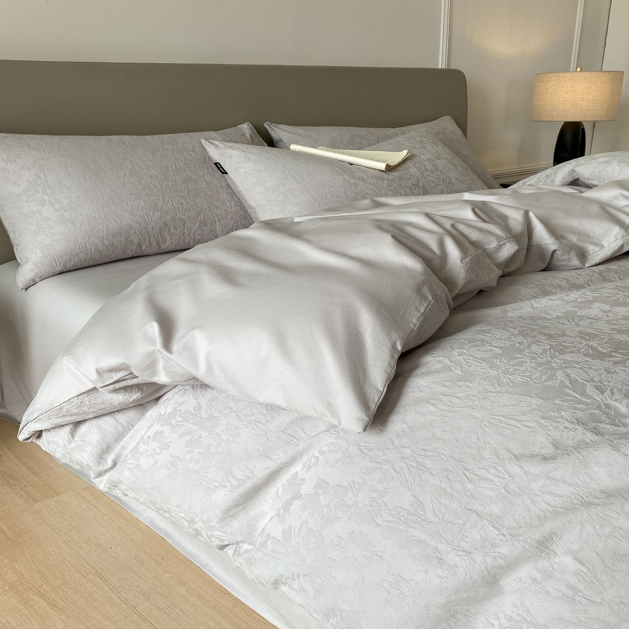 91家纺网 家纺一手货源 找家纺 禾时 2025新款A类60支加厚长绒棉全棉纯棉立体提花轻奢四件套 初禾（灰）