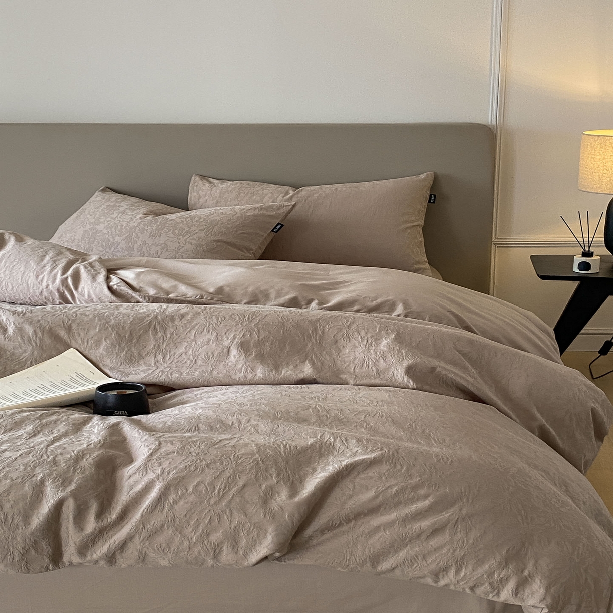 91家纺网 家纺一手货源 找家纺 禾时 2025新款A类60支加厚长绒棉全棉纯棉立体提花轻奢四件套 初禾（咖）