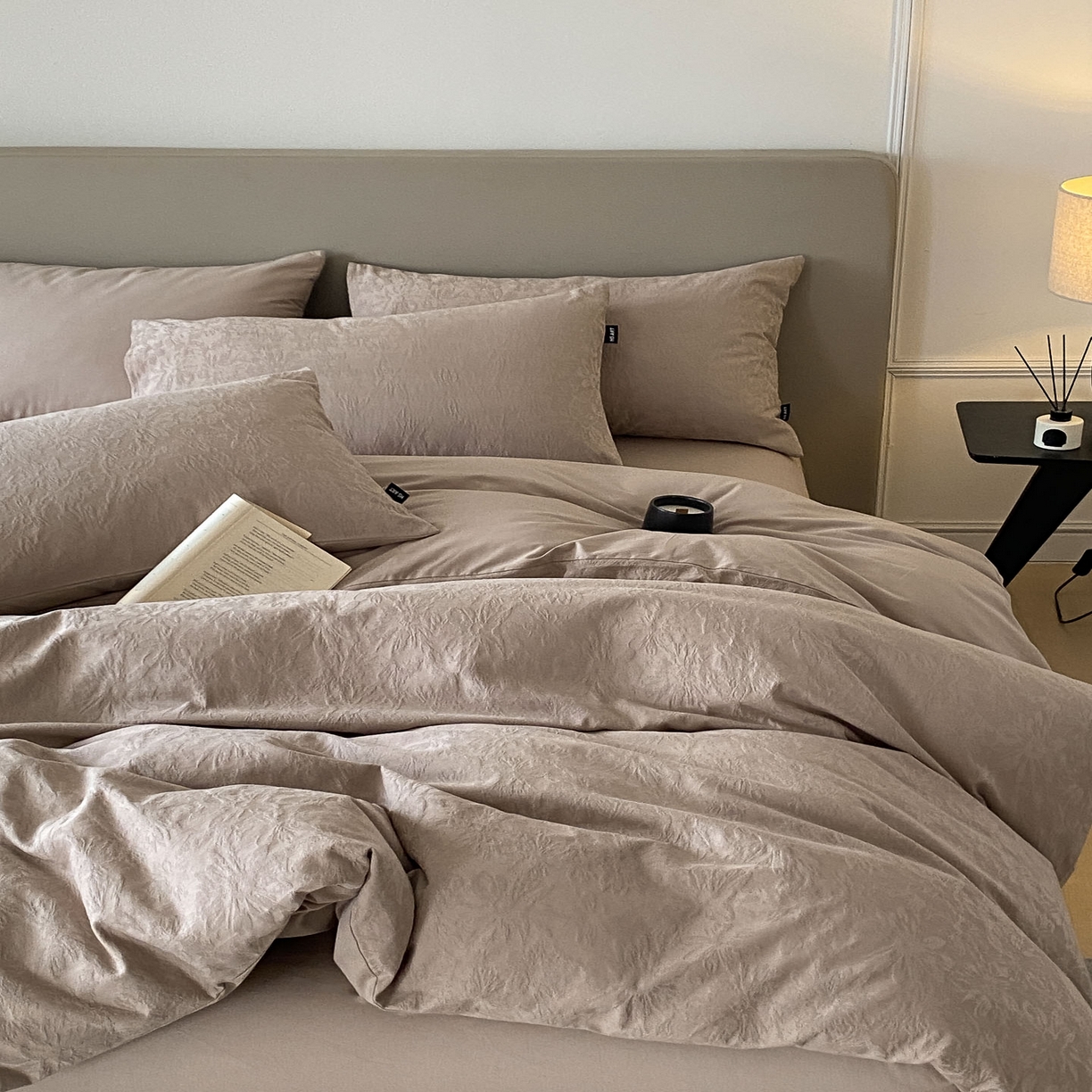 91家纺网 家纺一手货源 找家纺 禾时 2025新款A类60支加厚长绒棉全棉纯棉立体提花轻奢四件套 初禾（咖）