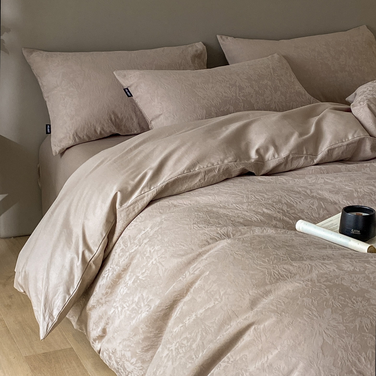 91家纺网 家纺一手货源 找家纺 禾时 2025新款A类60支加厚长绒棉全棉纯棉立体提花轻奢四件套 初禾（咖）