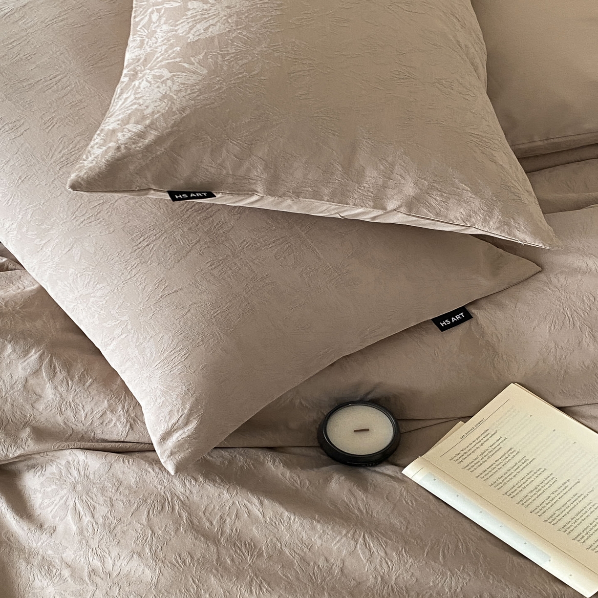 91家纺网 家纺一手货源 找家纺 禾时 2025新款A类60支加厚长绒棉全棉纯棉立体提花轻奢四件套 初禾（咖）