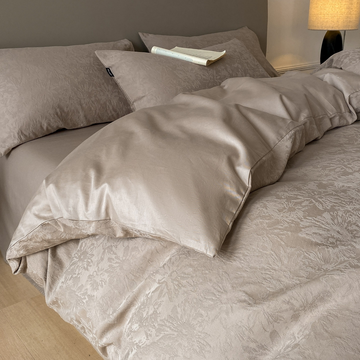 91家纺网 家纺一手货源 找家纺 禾时 2025新款A类60支加厚长绒棉全棉纯棉立体提花轻奢四件套 初禾（咖）