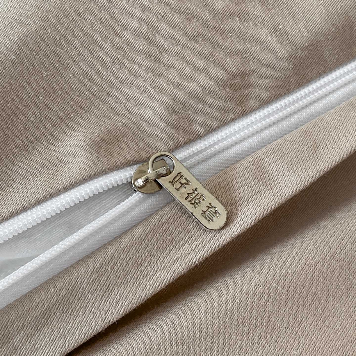 91家纺网 家纺一手货源 找家纺 禾时 2025新款A类60支加厚长绒棉全棉纯棉立体提花轻奢四件套 初禾（咖）