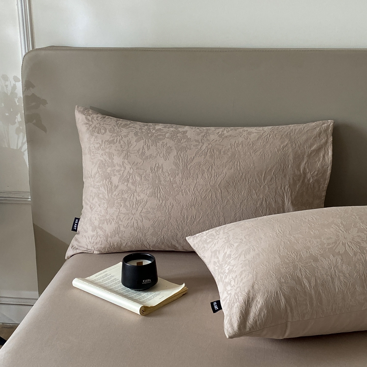 91家纺网 家纺一手货源 找家纺 禾时 2025新款A类60支加厚长绒棉全棉纯棉立体提花轻奢四件套 初禾（咖）