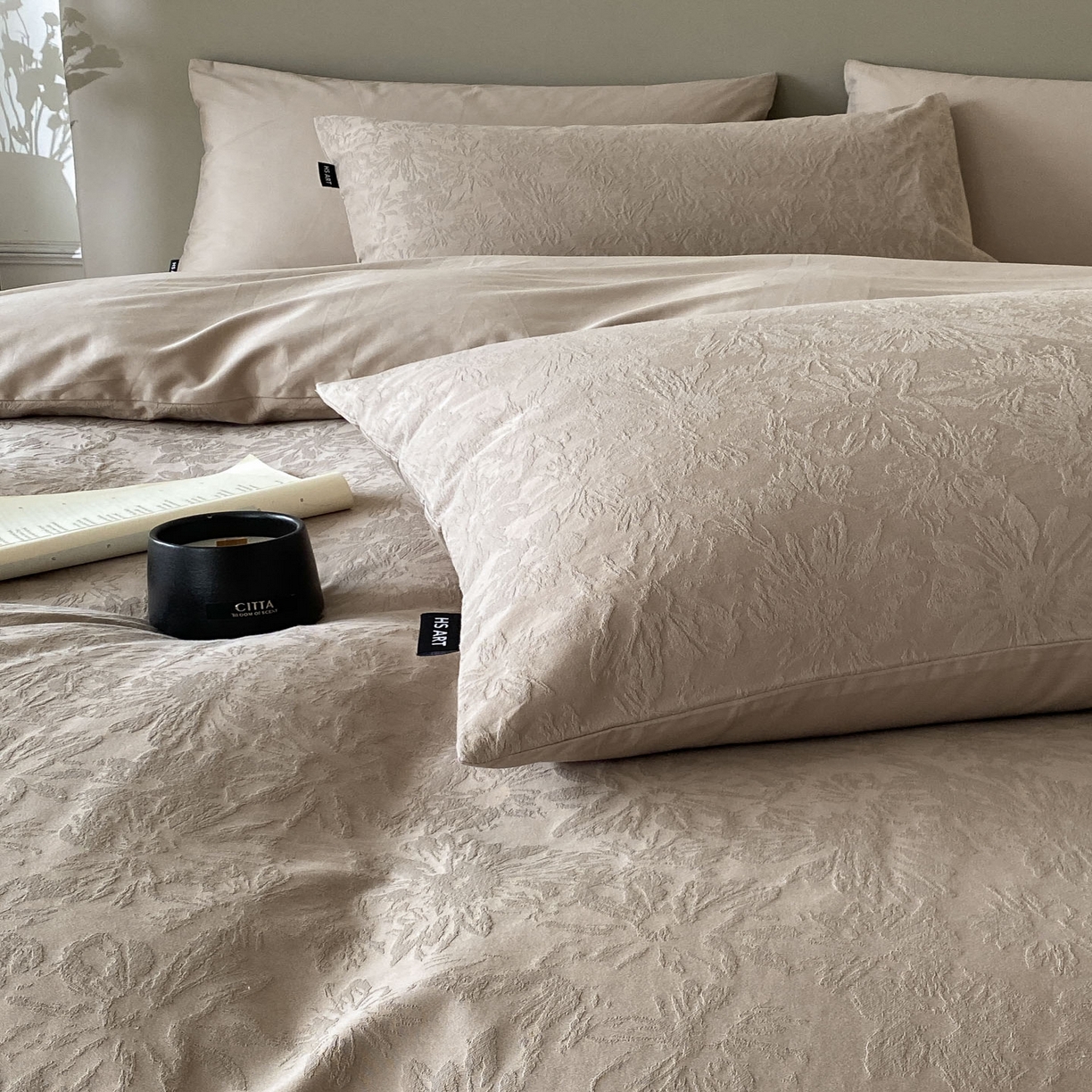 91家纺网 家纺一手货源 找家纺 禾时 2025新款A类60支加厚长绒棉全棉纯棉立体提花轻奢四件套 初禾（咖）