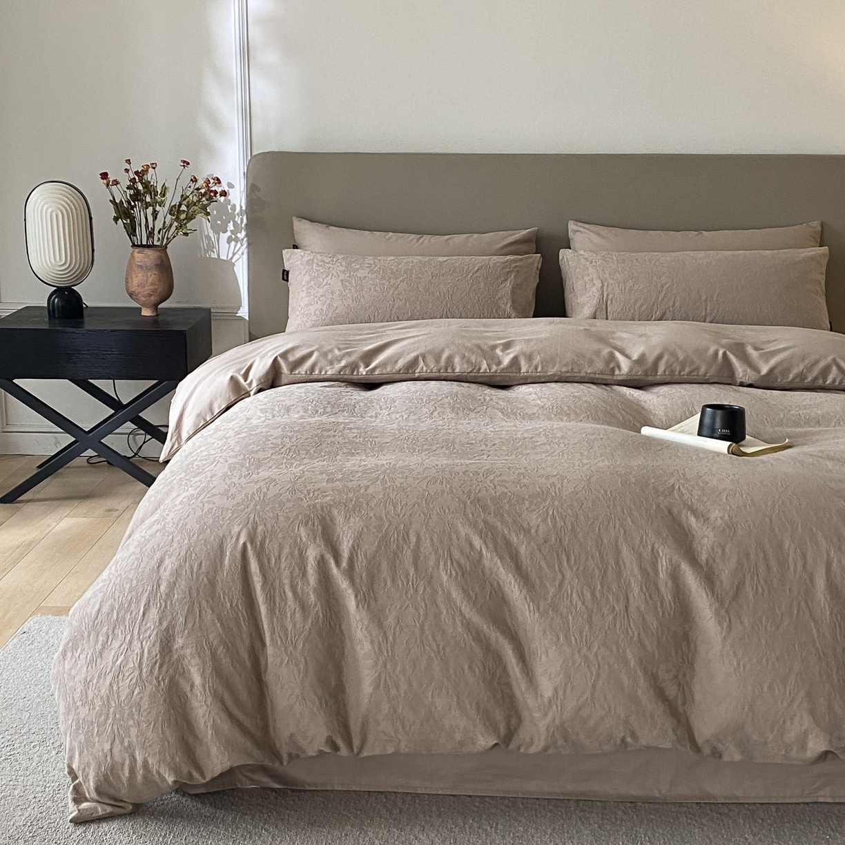 91家纺网 家纺一手货源 找家纺 禾时 2025新款A类60支加厚长绒棉全棉纯棉立体提花轻奢四件套 初禾（咖）