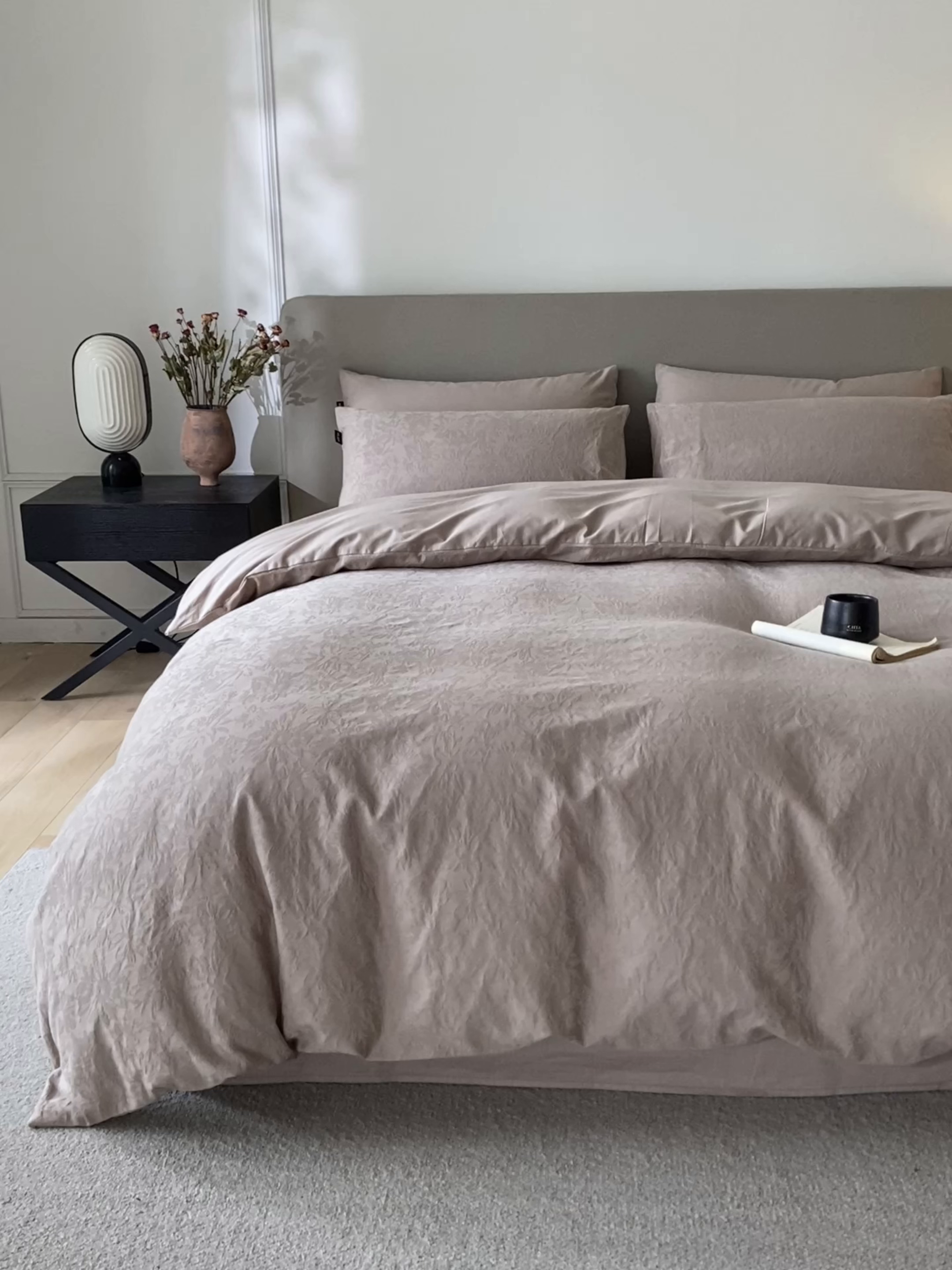 91家纺网 家纺一手货源 找家纺 禾时 2025新款A类60支加厚长绒棉全棉纯棉立体提花轻奢四件套 初禾（咖）