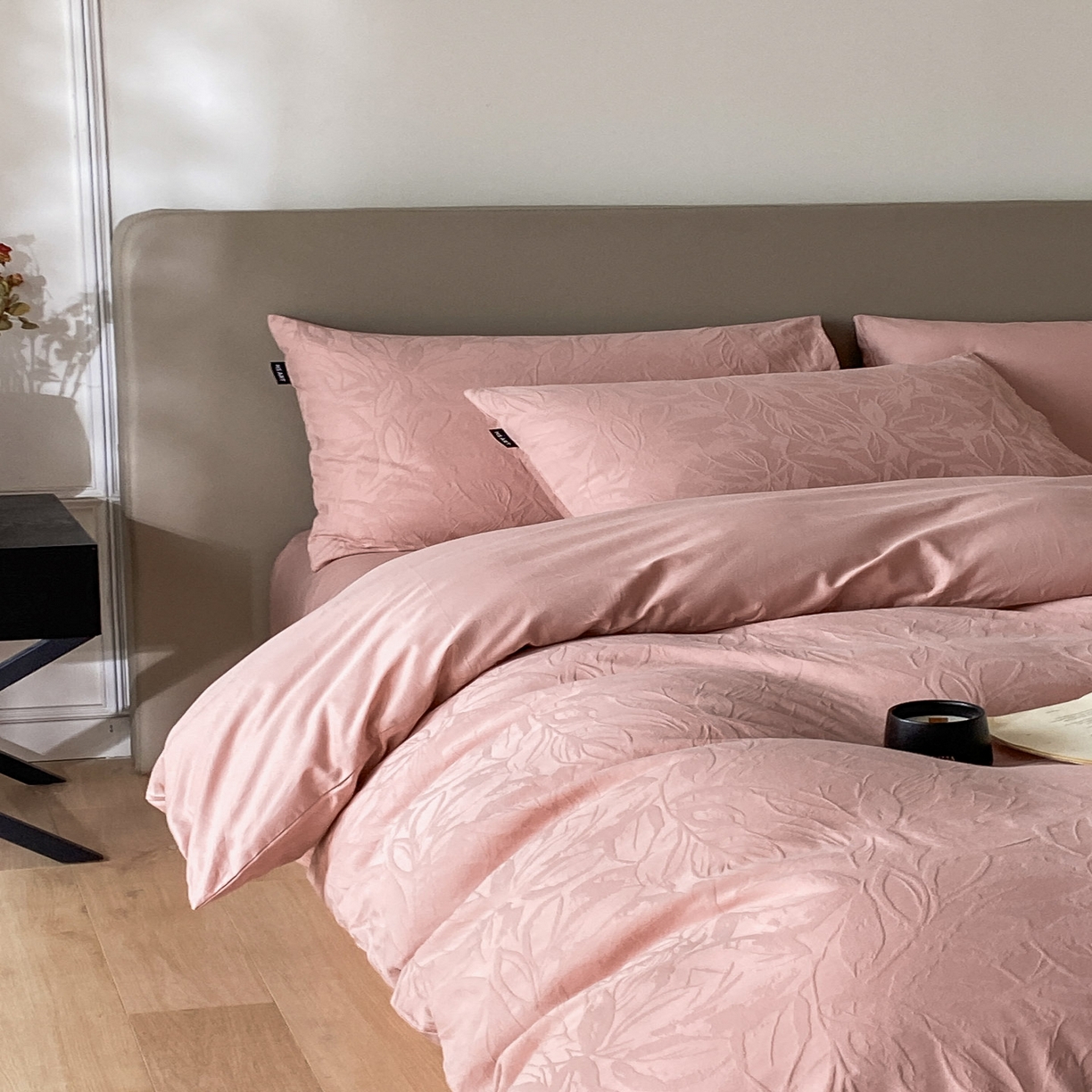 91家纺网 家纺一手货源 找家纺 禾时 2025新款A类60支加厚长绒棉全棉纯棉立体提花轻奢四件套 达米安（豆沙）