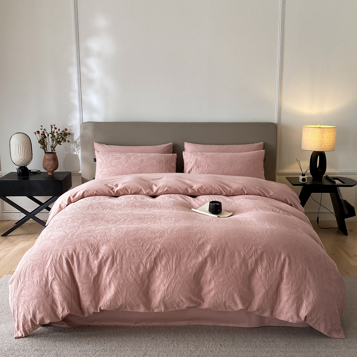 91家纺网 家纺一手货源 找家纺 禾时 2025新款A类60支加厚长绒棉全棉纯棉立体提花轻奢四件套 达米安（豆沙）