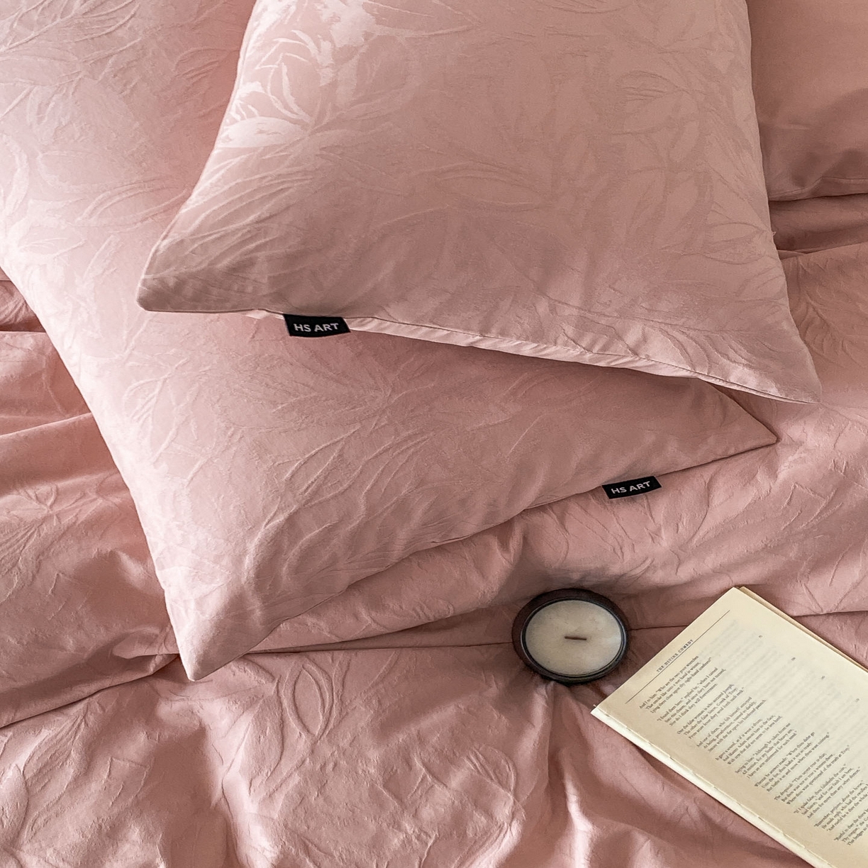 91家纺网 家纺一手货源 找家纺 禾时 2025新款A类60支加厚长绒棉全棉纯棉立体提花轻奢四件套 达米安（豆沙）