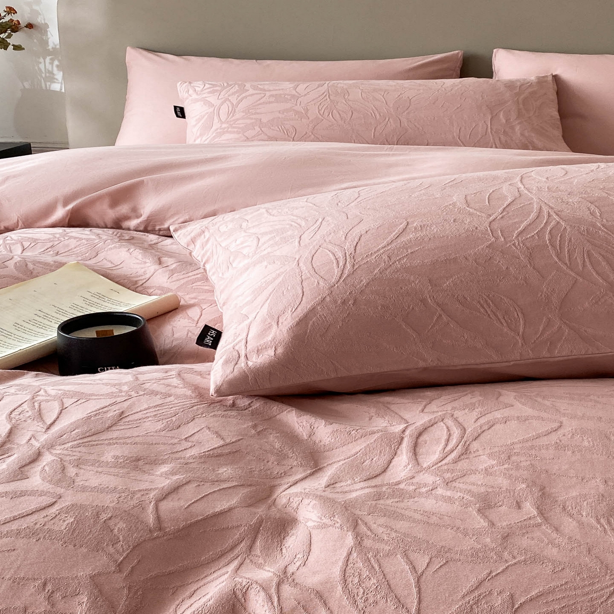 91家纺网 家纺一手货源 找家纺 禾时 2025新款A类60支加厚长绒棉全棉纯棉立体提花轻奢四件套 达米安（豆沙）