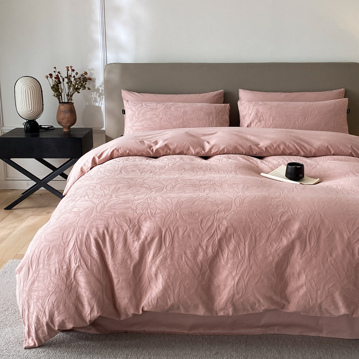 91家纺网 家纺一手货源 找家纺 禾时 2025新款A类60支加厚长绒棉全棉纯棉立体提花轻奢四件套 达米安（豆沙）