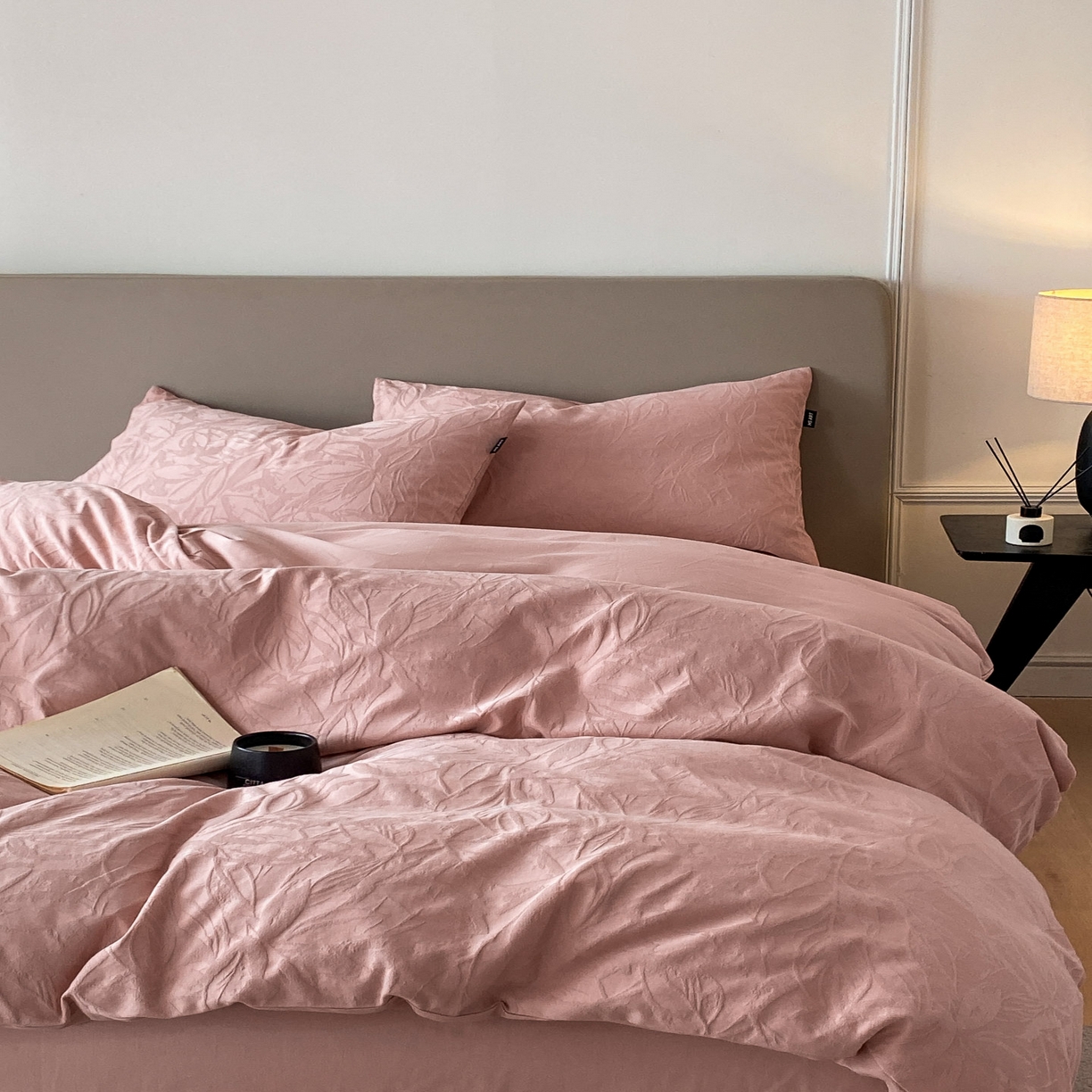 91家纺网 家纺一手货源 找家纺 禾时 2025新款A类60支加厚长绒棉全棉纯棉立体提花轻奢四件套 达米安（豆沙）