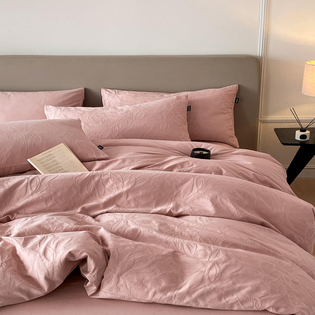 91家纺网 家纺一手货源 找家纺 禾时 2025新款A类60支加厚长绒棉全棉纯棉立体提花轻奢四件套 达米安（豆沙）