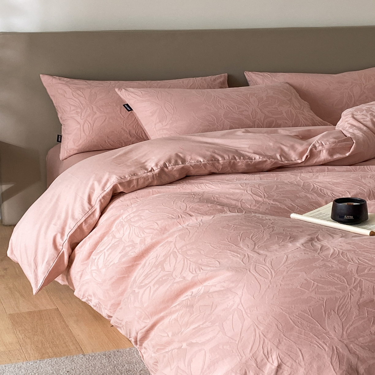 91家纺网 家纺一手货源 找家纺 禾时 2025新款A类60支加厚长绒棉全棉纯棉立体提花轻奢四件套 达米安（豆沙）