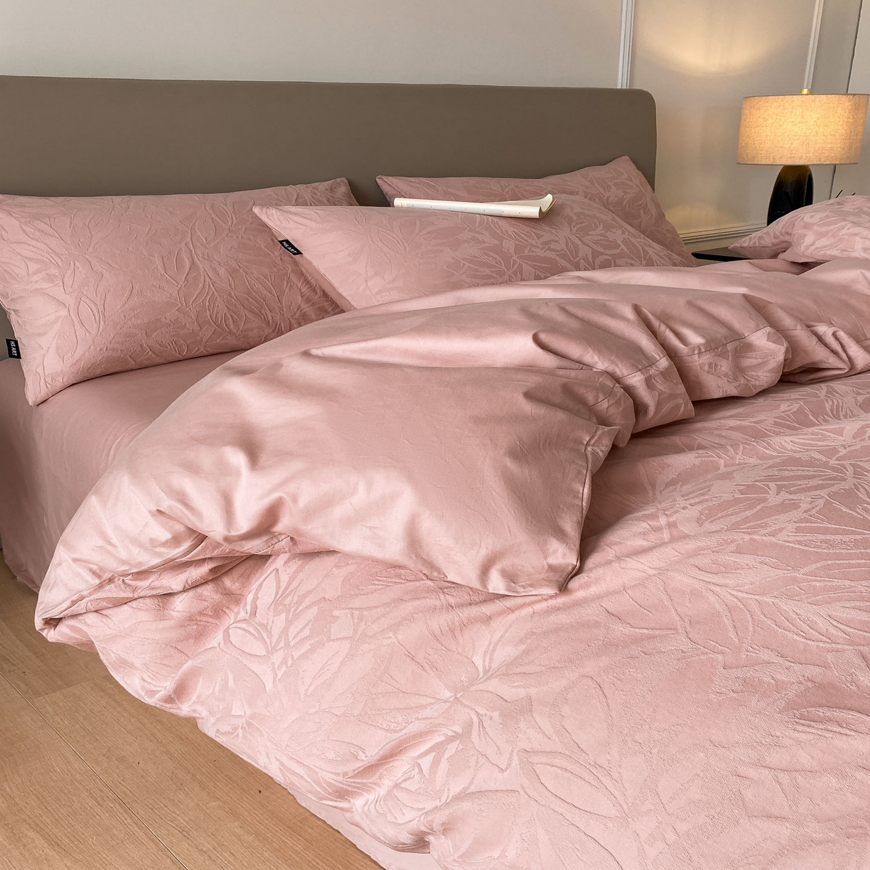 91家纺网 家纺一手货源 找家纺 禾时 2025新款A类60支加厚长绒棉全棉纯棉立体提花轻奢四件套 达米安（豆沙）