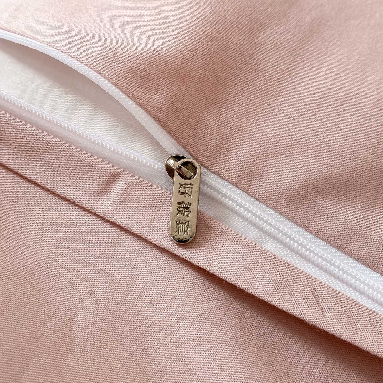 91家纺网 家纺一手货源 找家纺 禾时 2025新款A类60支加厚长绒棉全棉纯棉立体提花轻奢四件套 达米安（豆沙）