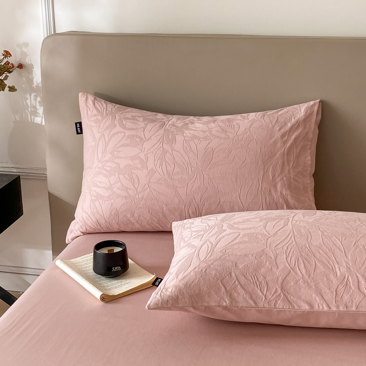 91家纺网 家纺一手货源 找家纺 禾时 2025新款A类60支加厚长绒棉全棉纯棉立体提花轻奢四件套 达米安（豆沙）