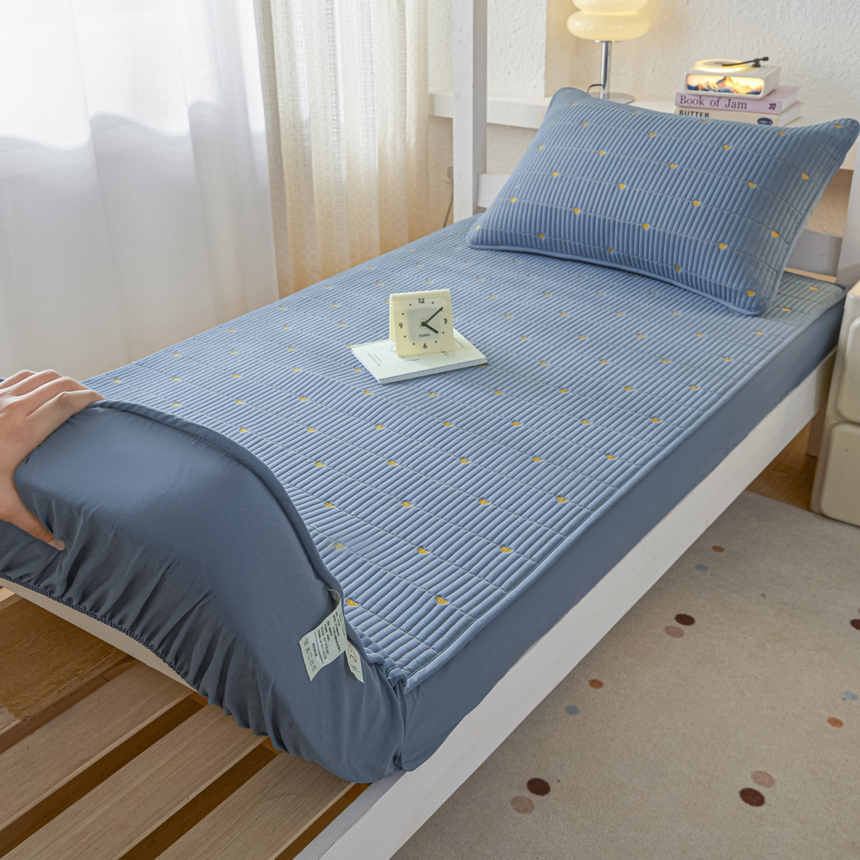 91家纺网 家纺一手货源 找家纺 芬晴家纺 2025春夏新款A类大豆夹棉学生床笠单床笠床笠单件-繁星-爱心系列 爱心-雾蓝