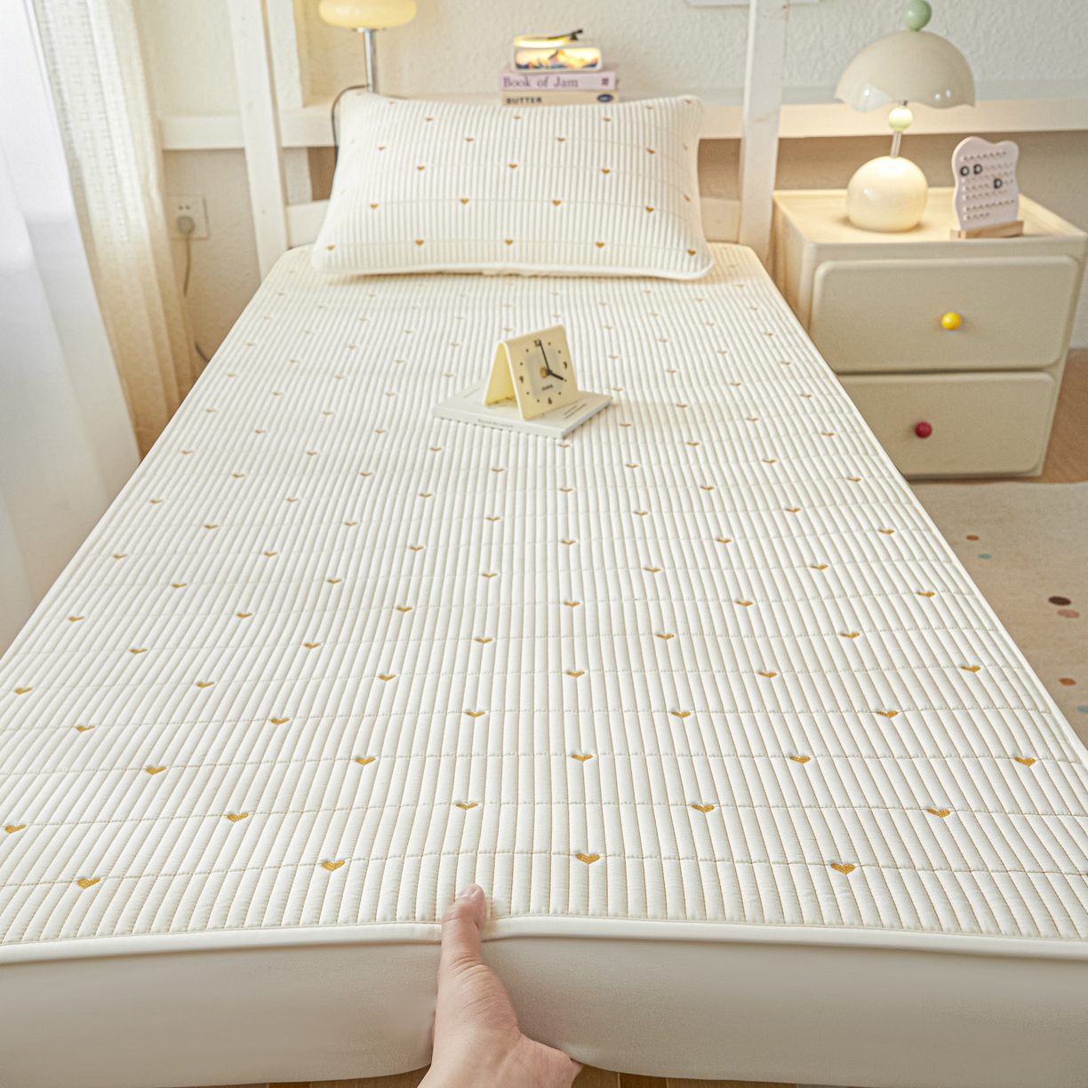 91家纺网 家纺一手货源 找家纺 芬晴家纺 2025春夏新款A类大豆夹棉学生床笠单床笠床笠单件-繁星-爱心系列 爱心-米白