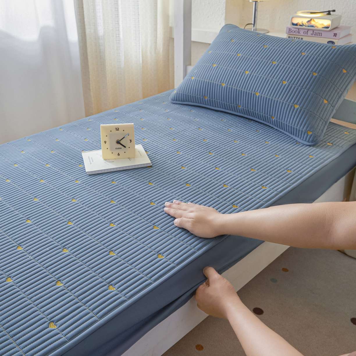 91家纺网 家纺一手货源 找家纺 芬晴家纺 2025春夏新款A类大豆夹棉学生床笠单床笠床笠单件-繁星-爱心系列 爱心-雾蓝